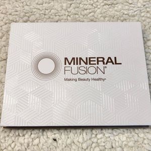 Mineral Fusion Velvet Eye Shadow Palette